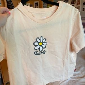 Light pink Levi’s cropped shirt